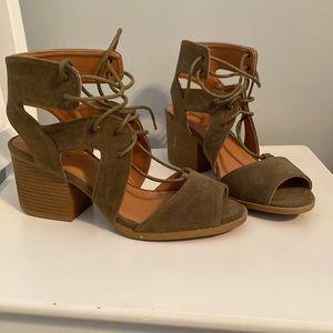 NWOT Olive green heeled shoes